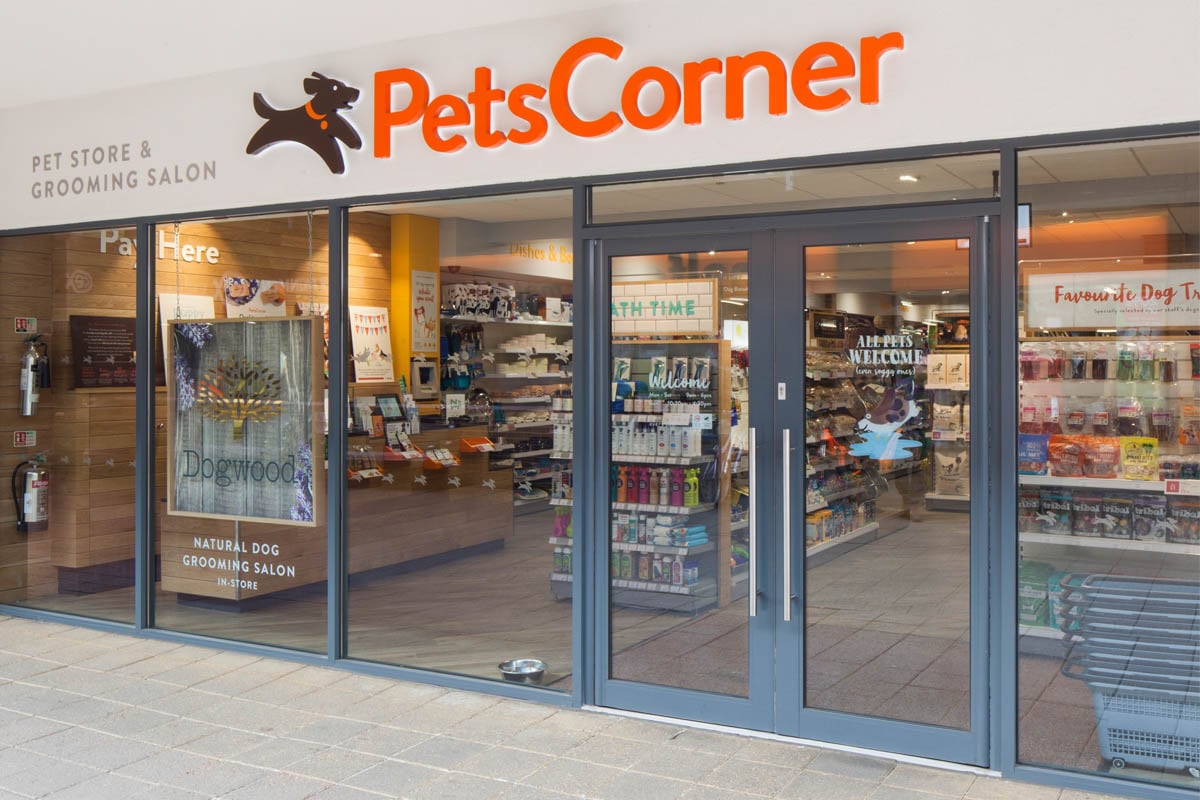 Pet corner. Зоомагазин Pet co. Оформление окон зоомагазина. Pets storefront.